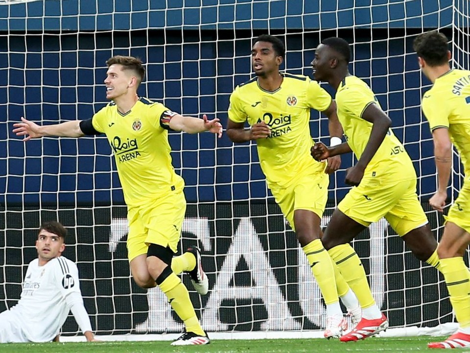 Hráči Villarrealu oslavujú gól