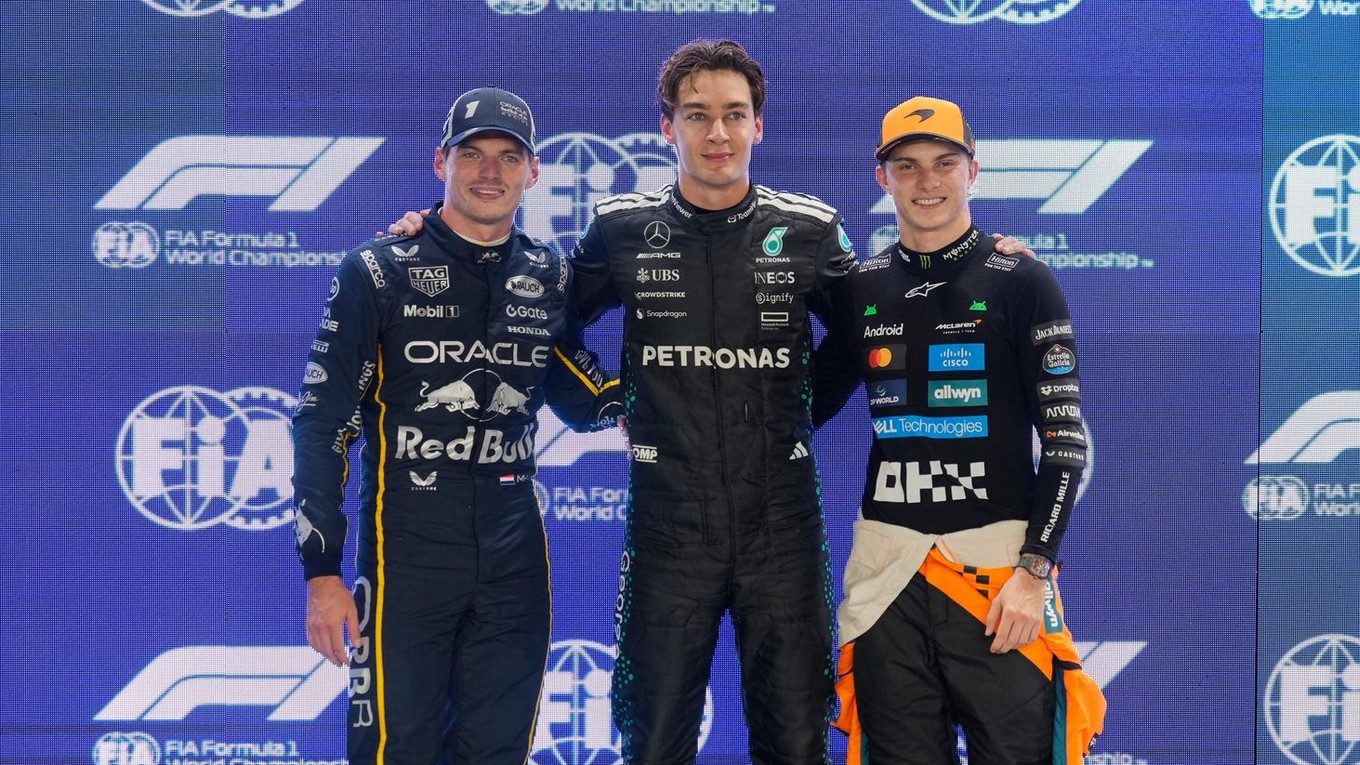 Zľava Max Verstappen, George Russell a Oscar Piastri po kvalifikácii v Singapure