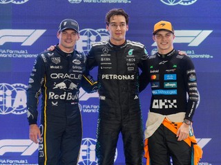 Zľava Max Verstappen, George Russell a Oscar Piastri po kvalifikácii v Singapure