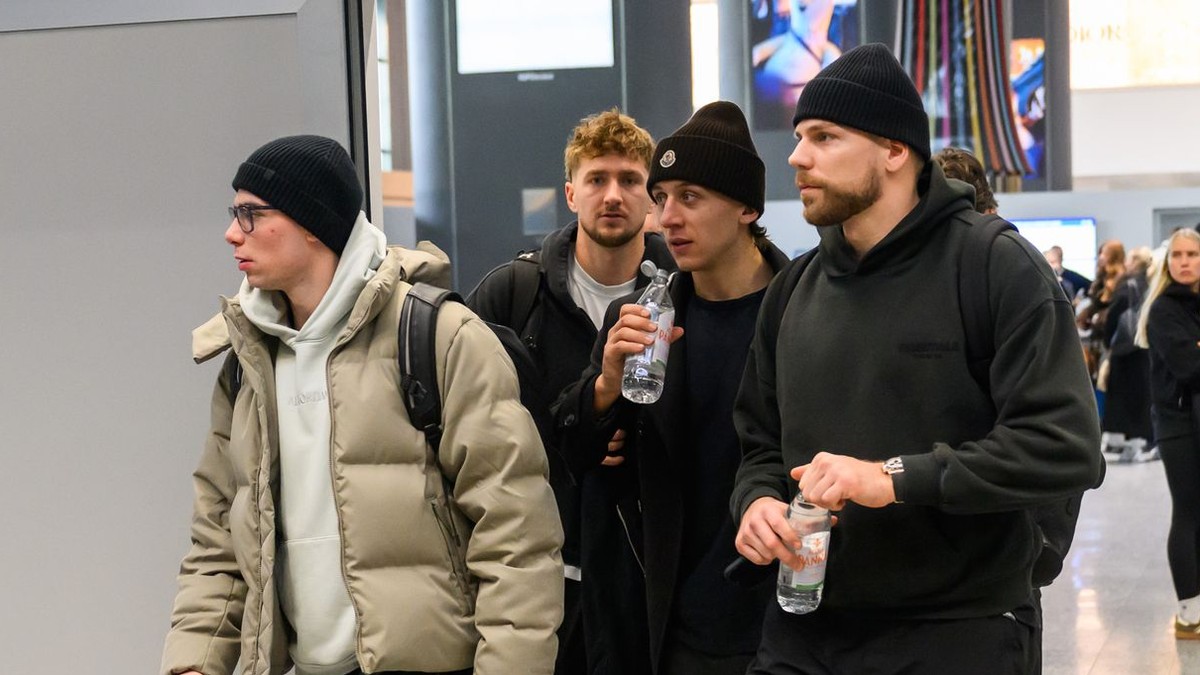 Na snímke slovenskí hokejisti zľava Šimon Nemec, Pavol Regenda, Martin Fehérváry a Erik Černák počas príchodu slovenských hráčov NHL na letisko Milano Malpensa.
