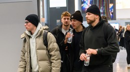 Na snímke slovenskí hokejisti zľava Šimon Nemec, Pavol Regenda, Martin Fehérváry a Erik Černák počas príchodu slovenských hráčov NHL na letisko Milano Malpensa.