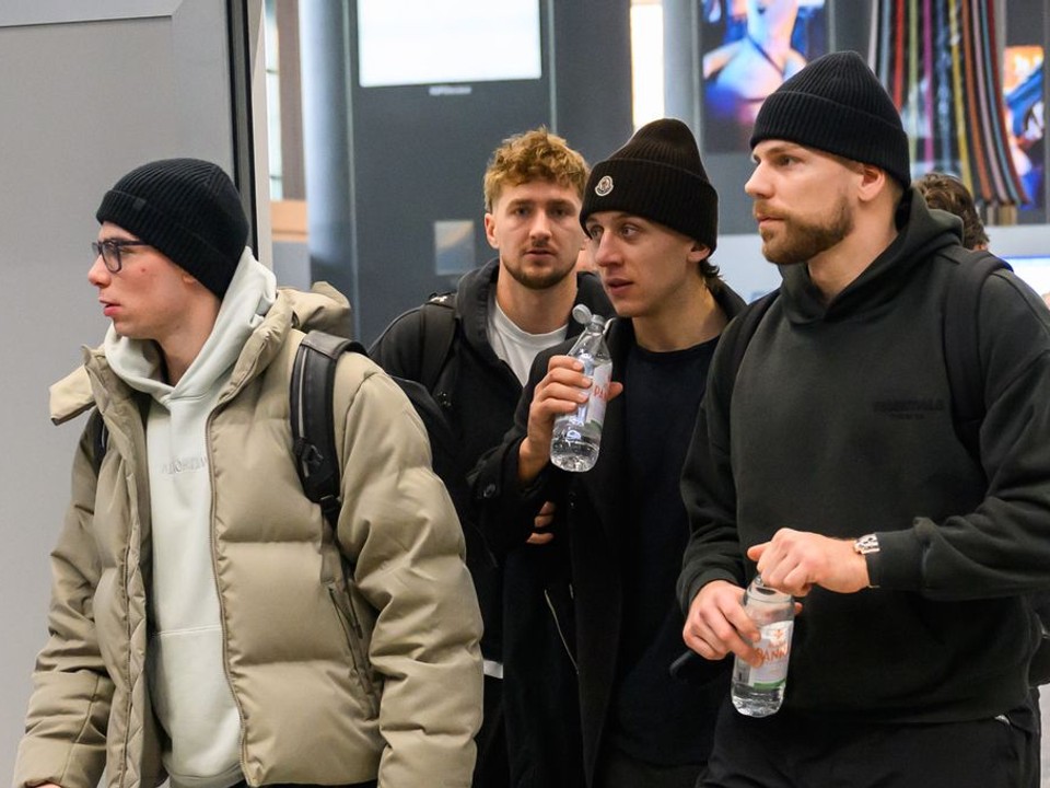 Na snímke slovenskí hokejisti zľava Šimon Nemec, Pavol Regenda, Martin Fehérváry a Erik Černák počas príchodu slovenských hráčov NHL na letisko Milano Malpensa.