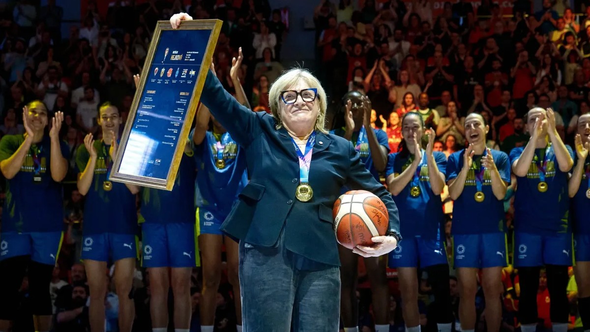 Natália Hejková s plaketou a loptou, ktorú dostala od FIBA. Hejková doviedla tím ZVVS USK Praha k víťazstvu v súťaži.