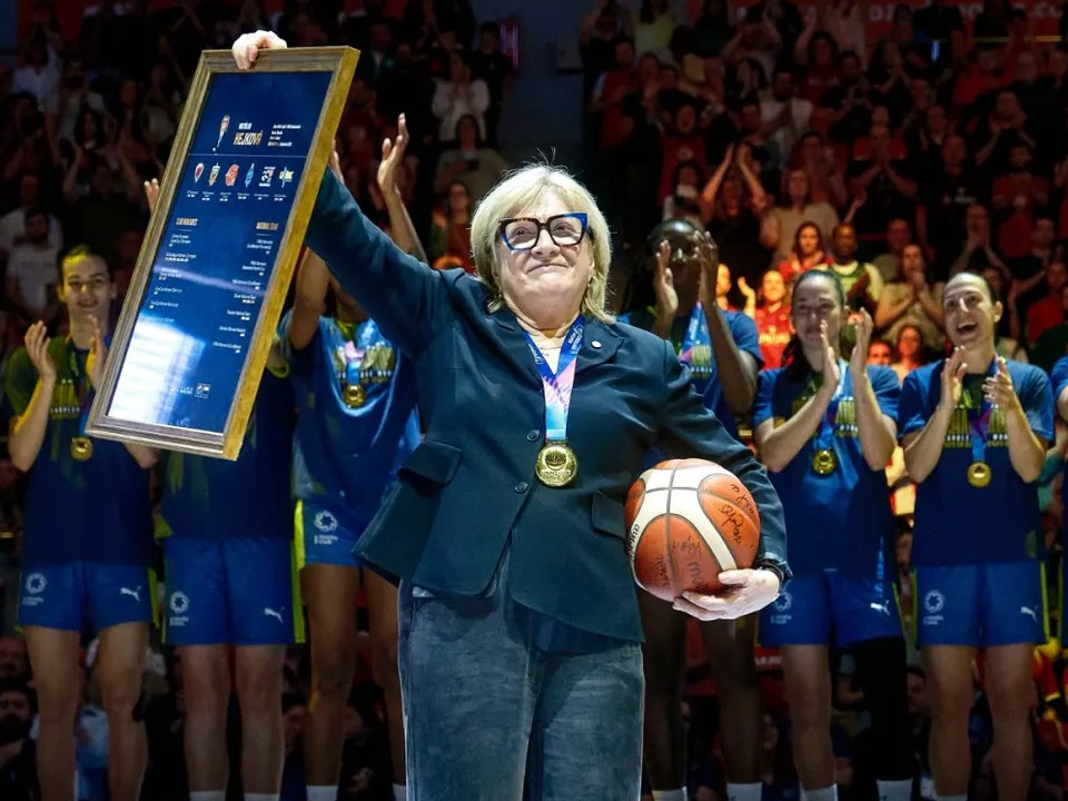Natália Hejková s plaketou a loptou, ktorú dostala od FIBA. Hejková doviedla tím ZVVS USK Praha k víťazstvu v súťaži.