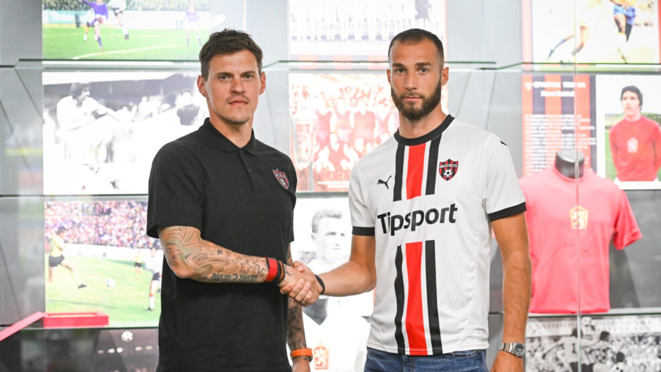 Martin Škrtel a Lazar Stojsavljević.