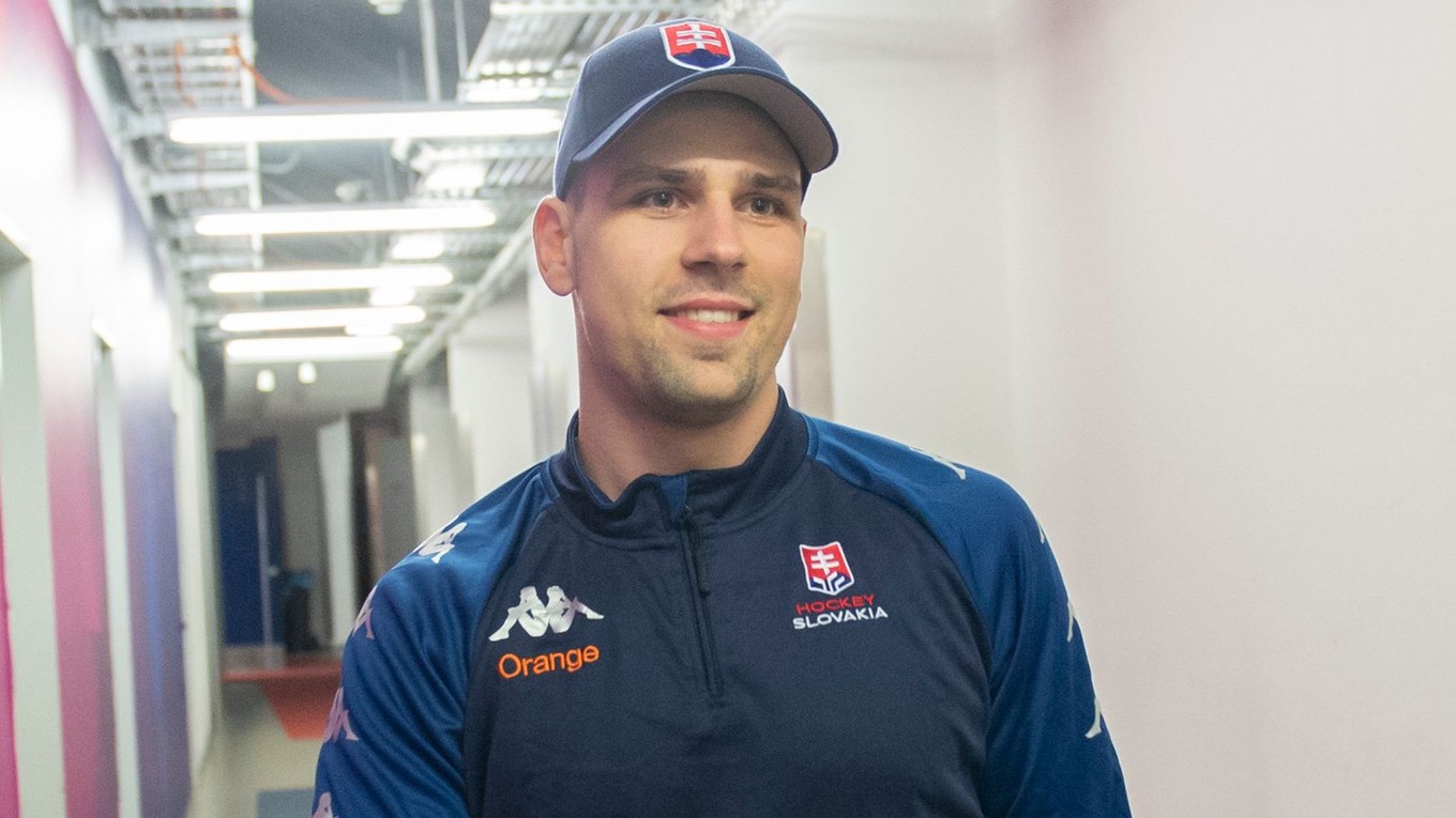 Na snímke je slovenský hokejový reprezentant Šimon Petráš.