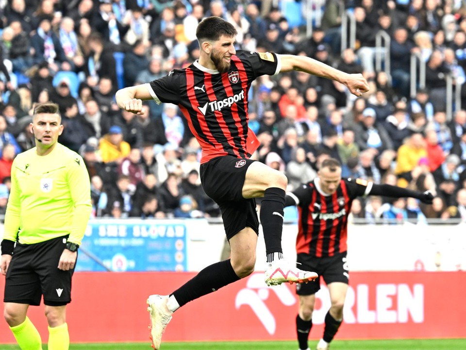 Adrian Zeljkovič sa teší po strelenom góle v zápase ŠK Slovan Bratislava - FC Spartak Trnava v 2. kole skupiny o titul v Niké lige.