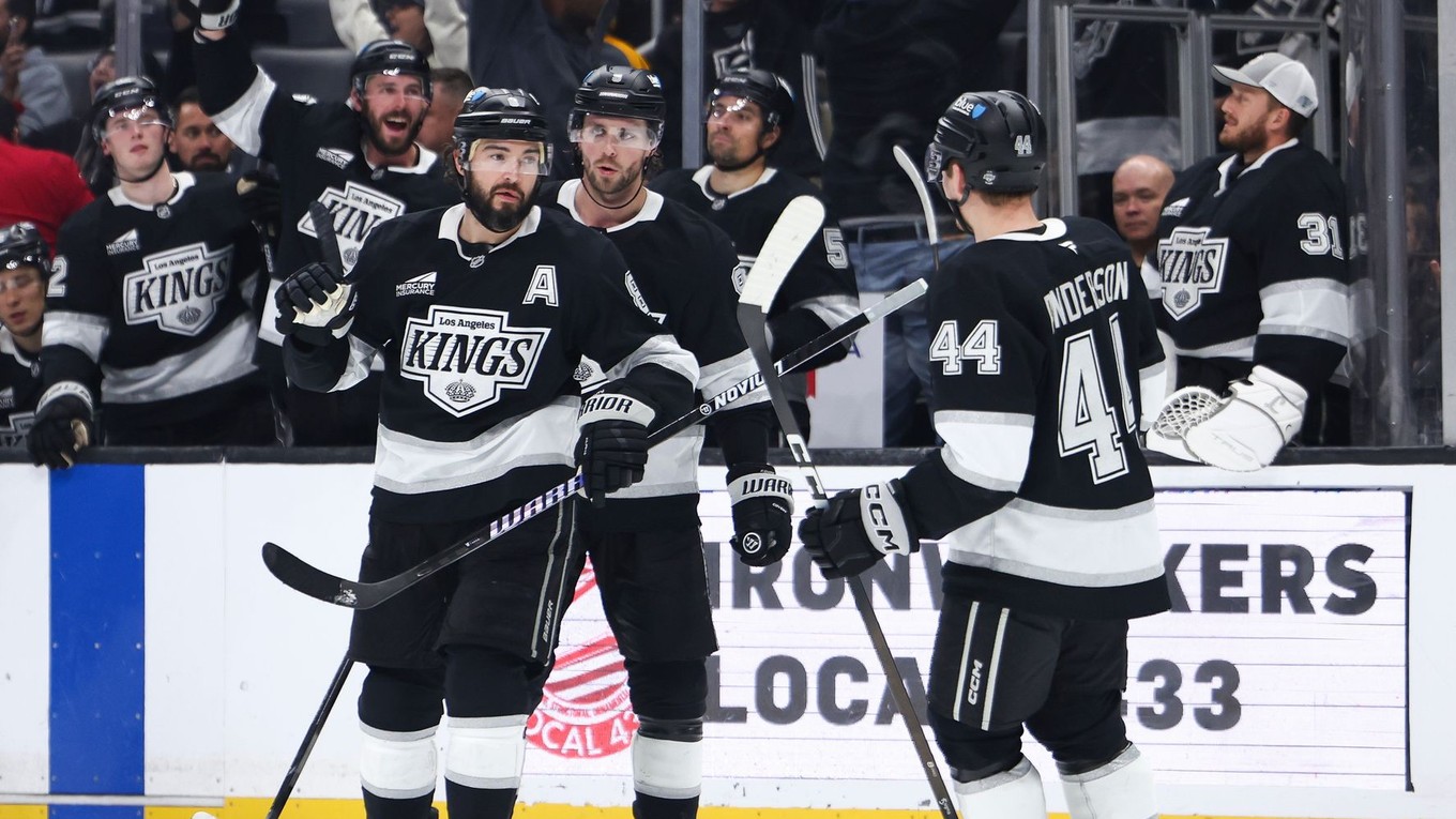 Drew Doughty (vľavo)