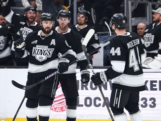 Drew Doughty (vľavo)