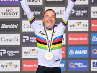Slovenská cyklistka Viktória Chladoňová oslavuje zlato v pretekoch do 23 rokov na MS 2026.