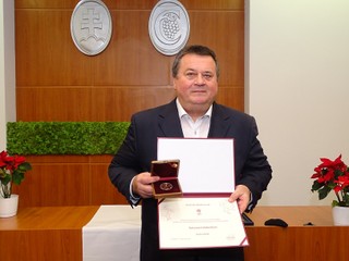 Anton Valovič bol ocenený Zlatým odznakom SFZ a plaketou BFZ