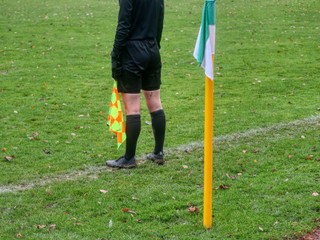 Brankár vytrhol rozhodcovi pero z rúk. V derby padli tri červené karty