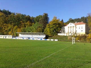 Slovenský unikát. Na futbal sa pozerajú z historického kaštieľa