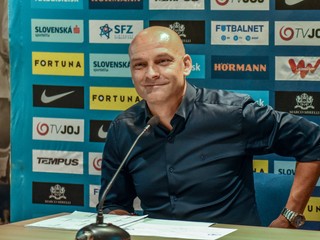 Tréner Adrian Guľa na tlačovej konferencii pred septembrovým zrazom.
