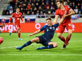 Róbert Boženík v súboji s Tomom Lockyerom v kvalifikačnom zápase o postup na ME 2020 Slovensko - Wales 1:1 v Trnave (10.10.2019). 