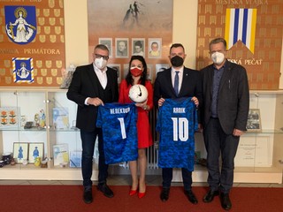 SFZ – Prezident Ján Kováčik v Púchove rokoval o budúcnosti futbalu: Sme radi, že je v meste o futbal záujem