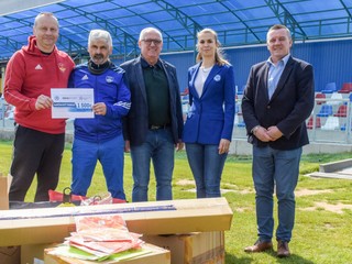 Nadácia SFZ, DEMI šport a BFZ podali pomocnú ruku FK Rača