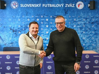 Prezident Slovenského futbalového zväzu Ján Kováčik (vpravo) a riaditeľ internetovej poradne pre mladých IPčko Marek Madro.