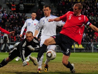 Brankár Ján Mucha v súboji s Brede Hangelendom, v zápase Slovensko – Nórsko, sleduje ho Radoslav Zábavník a Marek Hamšík (3. marca 2010 v Žiline).
