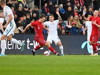 Tomáš Suslov a Sander Berge (č.8) v súboji počas prípravného zápasu Nórsko - Slovensko 2:0 (25. marca 2022, Oslo).