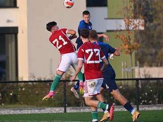 V nominácii reprezentácie do 19 rokov na dva prípravné zápasy s Gruzínskom nechýba ani stredný obranca Robert Tománek (na ilustračnej snímke vo výskoku zo zápasu Slovensko 18 – Maďarsko 18, 7.11.2023)