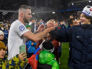 Kapitán Milan Škriniar oslavuje s fanúšikmi postup na EURO. Teraz ich so spoluhráčmi vyzýva aj na podporu priamo v Nemecku.