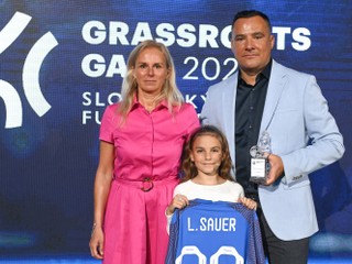 Cenu pre najlepšieho futbalistu do 19 rokov na GRASSROOTS GALA prevzali za Lea Sauera jeho rodičia Július a Gabriela.
