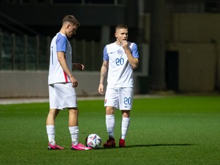 Adam Tučný (vľavo) a Dominik Veselovský pred zahrávaním priameho kopu v prípravnom zápase Malta U21 – Slovensko U21 (24.3.2024)