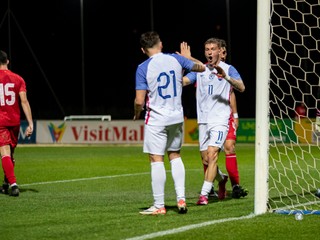 Adam Tučný a Samuel Kopásek (21) sa tešia zo streleného gólu na 2:0 v zápase Slovenska U21 proti Malte U21 v Paole (25.3.2024)
