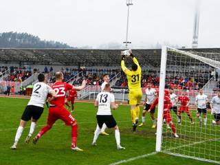 Brankár Púchova Samuel Vavrúš bol v tejto situácii vládcom priestoru pred svojou bránkou. Pred rekordnou návštevou sezóny sa Považská Bystrica a Púchov rozišli bez gólov. 