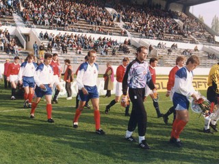 Kapitán slovenskej futbalovej reprezentácie, Ľubomír Moravčík privádza mužstvo na hraciu plochu pred priateľským zápasom Slovensko - Chorvátsko (4:1). Bratislava, 20. apríl 1994.