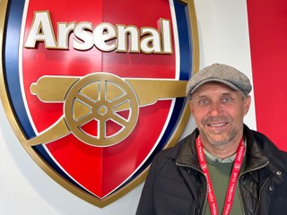 Technický riaditeľ SFZ Roman Pivarník na návšteve akadémie Arsenalu.