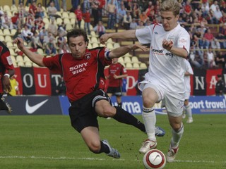 Slovenský pohár vo futbale Trnava - Ružomberok 8. mája 2006 v Bratislave. Na snímke súboj o loptu medzi Trnavčanom Martinom Poljovkom (vľavo) a Ružomberčanom Erikom Jendrišekom. 