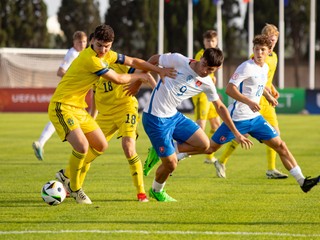 Kenan Busuladzic a Denis Valko v zápase Slovensko – Švédsko na UEFA Majstrovstvách Európy hráčov do 17 rokov 2024 na Cypre, v Paralimni (21.5.2024)