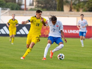 Hráči ročníka 2007 sa predstavili na záverečnom turnaji ME do 17 rokov na Cypre. Na archívnej snímke zľava Adrian Lahdo a Samuel Lusale v zápase Švédsko 17 - Slovensko 17 v Paralimni (21.5.2024).