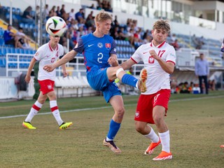 Martin Turanský (č. 2) a Dawid Mazurek (č.17) v zápase ME U17 2024 Poľsko 17 - Slovensko 17 (Achna, 27.5.2024).