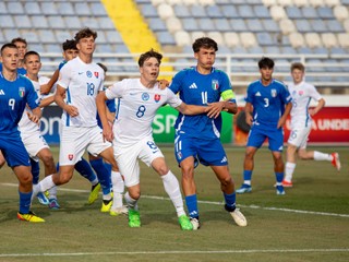Dávid Bukovský (č.8) a Mattia Mosconi (č.11) v zápase Taliansko 17 - Slovensko 17 2:0 na ME do 17 rokov 2024 na Cypre (24.5.2024, Achna).