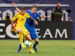 Peter Pekarík (vpravo) a hráč Rumunska Bogdan Stancu v zápase Rumunsko - Slovensko na Národnom štadióne v Bukurešti (14.8.2013). 