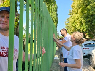 Zamestnanci SFZ natierajú plot na ZŠ Vrútocká v Bratislave