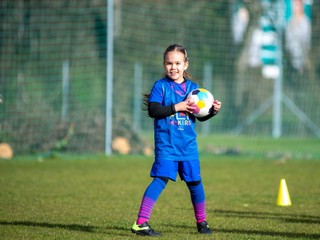 Tréning dievčat v projekte UEFA Disney Playmakers v Petržalke v