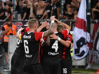 Radosť hráčov Trnavy po strelení gólu počas odvetného zápasu 2. predkola Európskej konferenčnej ligy medzi FC Spartak Trnava a FK Sarajevo.