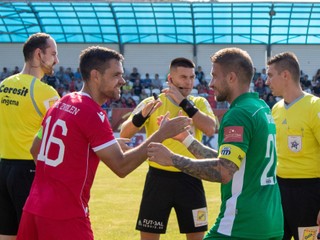 Kapitán MFK Zvolen Gabriel Snitka (vľavo) a kapitán Petržalky Filip Oršula pred zápasom, ktorý skončil víťazstvom hostí. 
