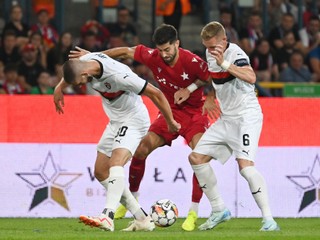 Na snímke zľava hráč Trnavy Adrian Zelkovič, hráč Krakova Marc Carbo a kapitán Trnavy Roman Procházka počas odvetného zápasu 3. predkola Európskej konferenčnej ligy (EKL) medzi Wisla Krakov - FC Spartak Trnava vo štvrtok 15. augusta 2024 v Krakove. 