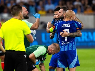 Na snímke hráči ŠK Slovan Bratislava oslavujú gól počas prvého zápasu 3. predkola futbalovej Ligy majstrov ŠK Slovan Bratislava - APOEL Nikózia.