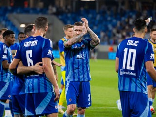 Na snímke hráč ŠK Slovan Bratislava Juraj Kucka (uprostred) oslavuje so spoluhráčmi víťazstvo 2:0 po prvom zápase 3. predkola futbalovej Ligy majstrov ŠK Slovan Bratislava - APOEL Nikózia.