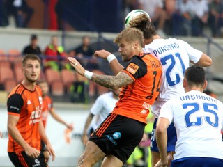 Jan Hladík (Ružomberok) a Rokas Pukštas (Split) v zápase 3. predkola Európskej konferenčnej ligy MFK Ružomberok - Hajduk Split v Ružomberku. 8.8.2024. 