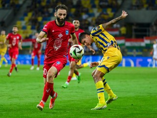 Na snímke zľava Davit Volkov (Zira) a Alex Mendez (Dunajská Streda) počas odvetného zápasu 2. predkola Európskej konferenčnej ligy (EKL) FC DAC 1904 Dunajská Streda - Zira FK 