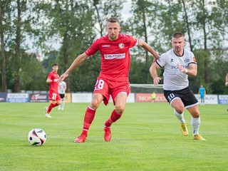 Súboj dvoch skúsených hráčov v Starej Ľubovni – vľavo Michal Piter Bučko, kapitán FC Redfox, vpravo Peter Mazan z Petržalky. 