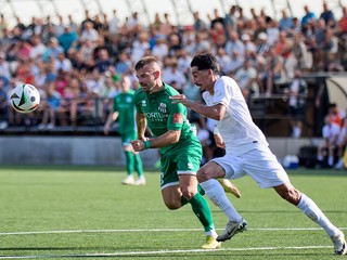 Peter Mazan (vľavo) v súboji o loptu v zápase s FC ViOn.