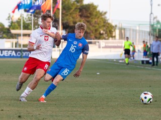 V nominácii je aj 11 futbalistov, ktorí sa v máji predstavili na ME do 17 rokov na Cypre. Medzi nimi aj Samuel Kováčik (na snímke v modrom v súboji s Baroszom Krieglerom v zápase proti Poľsku 17 na ME do 17 rokov, 27.5.2024)